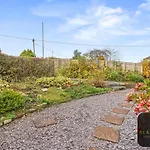 Holiday home Roundhay 4-bed With Free Parking Wi-fi *