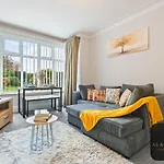 Roundhay 4-bed With Free Parking Wi-fi Holiday home