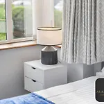 Roundhay 4-bed With Free Parking Wi-fi Holiday home *