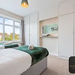 Holiday home Roundhay 4-bed With Free Parking Wi-fi Leeds (West Yorkshire)