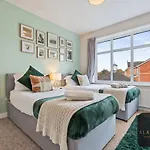 Roundhay 4-bed With Free Parking Wi-fi Holiday home Leeds (West Yorkshire)