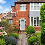 Roundhay 4-bed With Free Parking Wi-fi