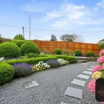 Roundhay 4-bed With Free Parking Wi-fi Holiday home *