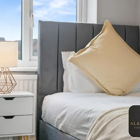 Holiday home Roundhay 4-bed With Free Parking Wi-fi *