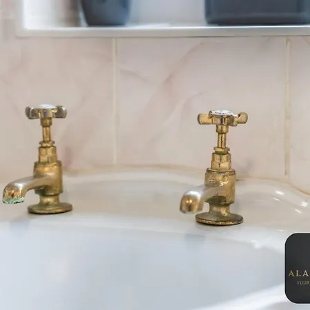 Roundhay 4-bed With Free Parking Wi-fi Semesterbostad *