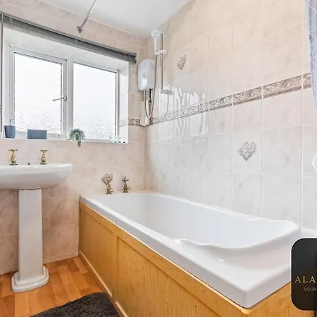 Roundhay 4-bed With Free Parking Wi-fi *