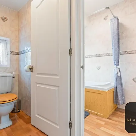 Roundhay 4-bed With Free Parking Wi-fi