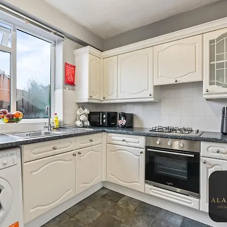 Roundhay 4-bed With Free Parking Wi-fi * Leeds (West Yorkshire)