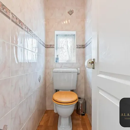 Roundhay 4-bed With Free Parking Wi-fi Holiday home Leeds (West Yorkshire)