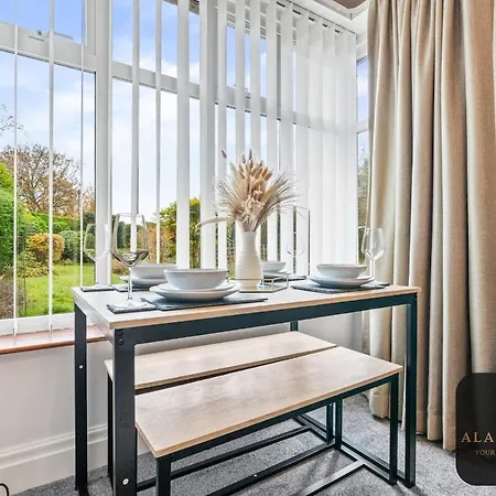 Roundhay 4-bed With Free Parking Wi-fi Semesterbostad