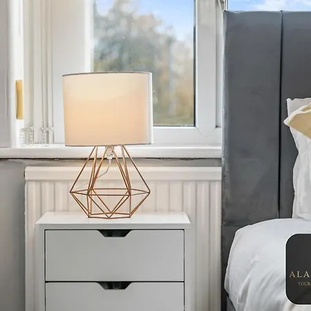 Holiday home Roundhay 4-bed With Free Parking Wi-fi *