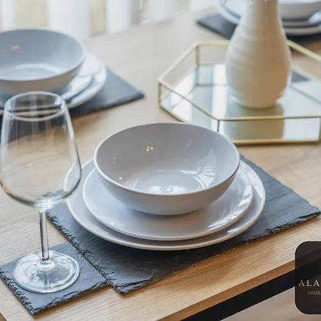 Roundhay 4-bed With Free Parking Wi-fi Holiday home Leeds (West Yorkshire)