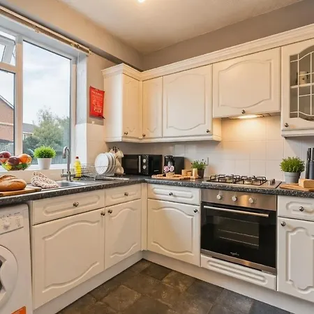 Roundhay 4-bed With Free Parking Wi-fi * Leeds (West Yorkshire)