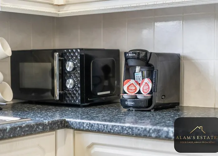 Roundhay 4-bed With Free Parking Wi-fi Holiday home Leeds (West Yorkshire)