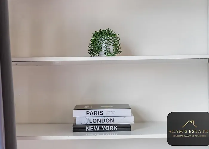 Holiday home Roundhay 4-bed With Free Parking Wi-fi *