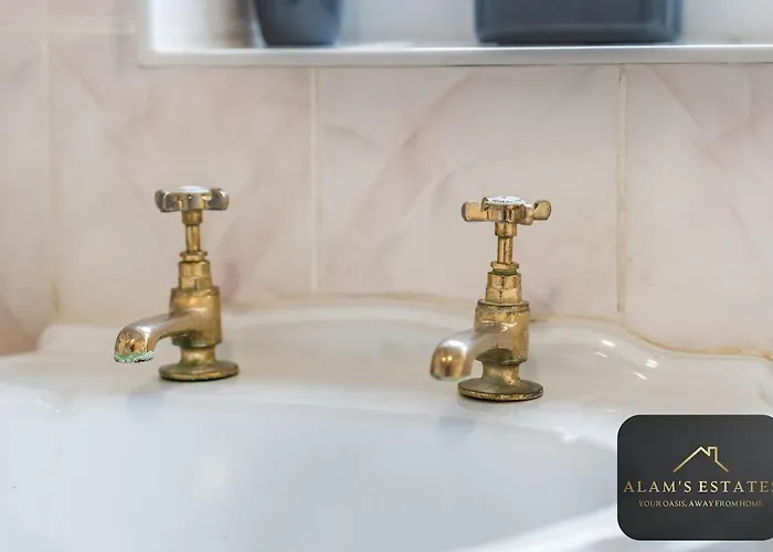 Roundhay 4-bed With Free Parking Wi-fi Holiday home *