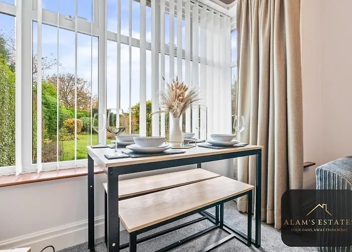 Roundhay 4-bed With Free Parking Wi-fi Holiday home