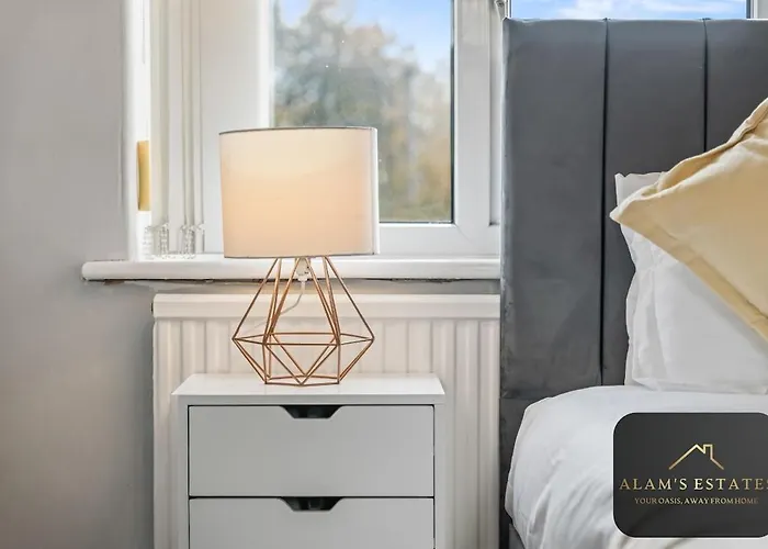 Holiday home Roundhay 4-bed With Free Parking Wi-fi *