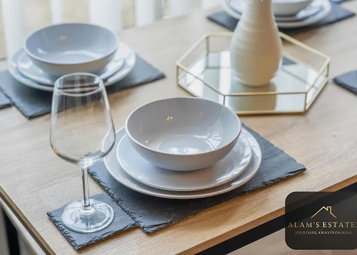 Roundhay 4-bed With Free Parking Wi-fi Holiday home Leeds (West Yorkshire)