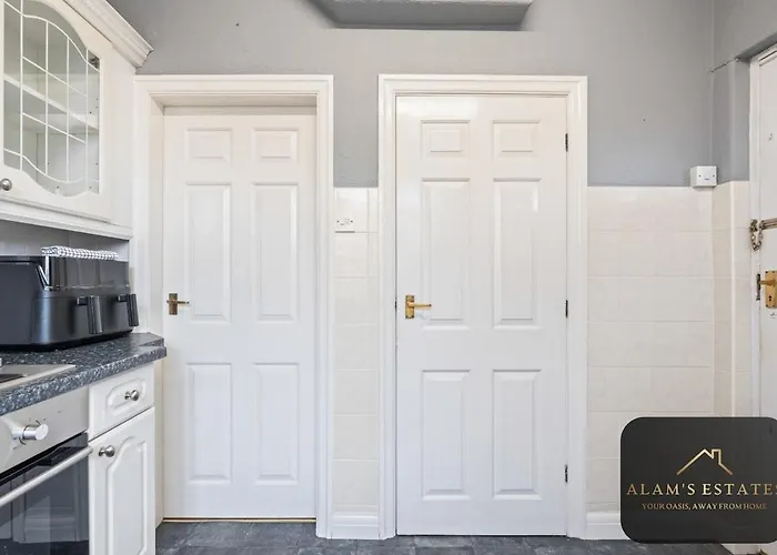 Roundhay 4-bed With Free Parking Wi-fi * Leeds (West Yorkshire)