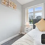 Roundhay 4-bed With Free Parking Wi-fi *