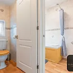 Roundhay 4-bed With Free Parking Wi-fi