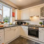Roundhay 4-bed With Free Parking Wi-fi * Leeds (West Yorkshire)