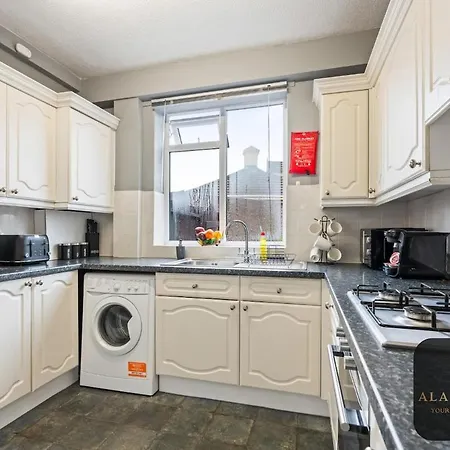 Roundhay 4-bed With Free Parking Wi-fi *