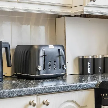 Feriehus Roundhay 4-bed With Free Parking Wi-fi *