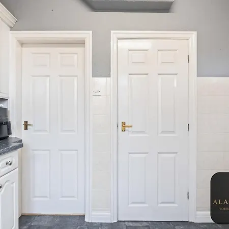 Roundhay 4-bed With Free Parking Wi-fi * リーズ