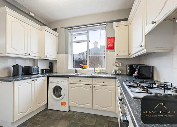 Roundhay 4-bed With Free Parking Wi-fi *